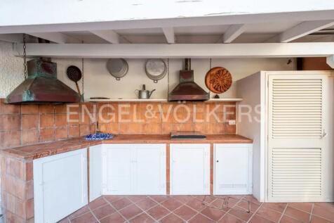 Outdoor kitchen
