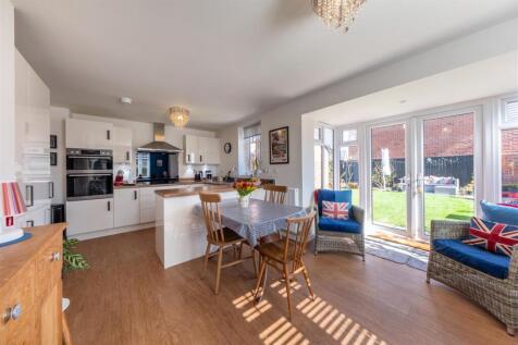 3 Tiverton Way-001.jpg
