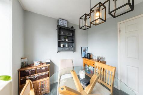 28 Oathills Drive-007.jpg