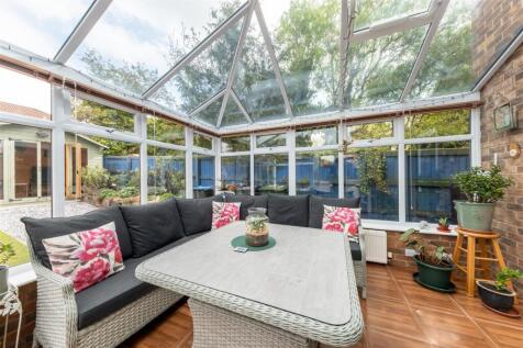 26 Chesterfield Close-012.jpg