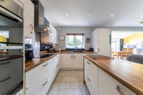 30 Thistle Close-003.jpg