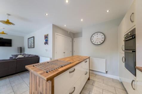 30 Thistle Close-005.jpg