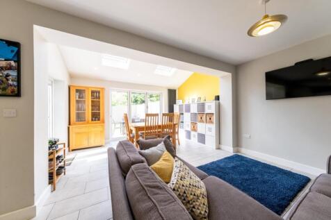30 Thistle Close-007.jpg