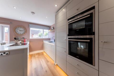 10 Abbotts Road-002.jpg