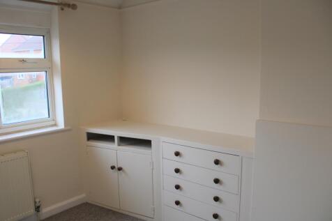 16 - Second bedroom 