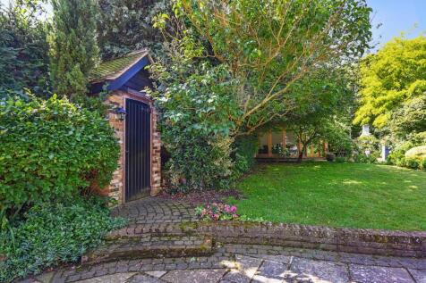 Tickham Cottage ME90HS (76).jpg