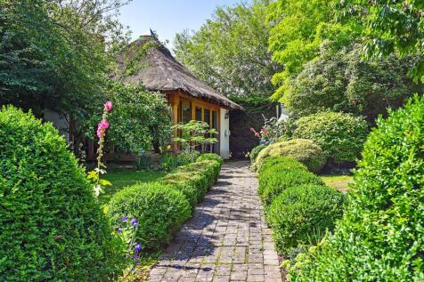 Tickham Cottage ME90HS (79).jpg