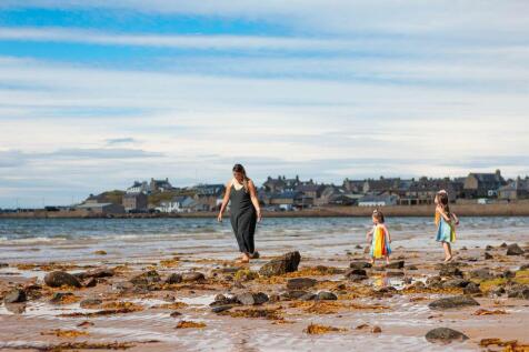 2022 Scotland Burghead Models Family Mum Child Sea