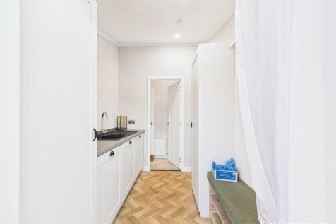 Cam02173g0 Pr0277 Still057