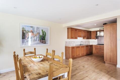 Dining to kitchen.jpg