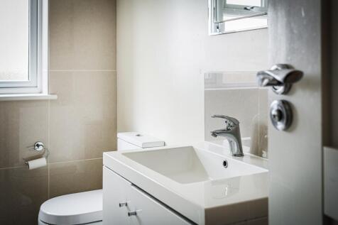 Family bathroom 2.jpg