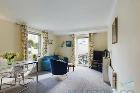spacious living r...