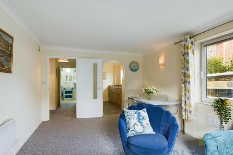 spacious living r...