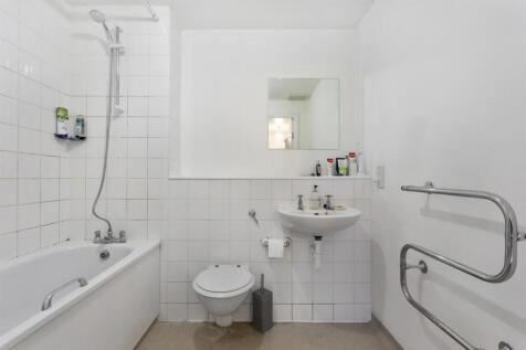 Bathroom (2).jpg