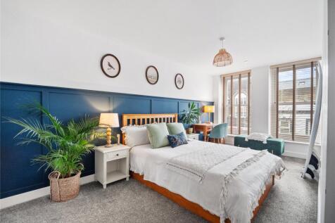 Large Bedroom 2