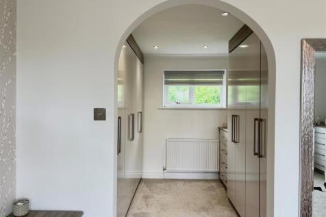 dressing area bed 2.jpg