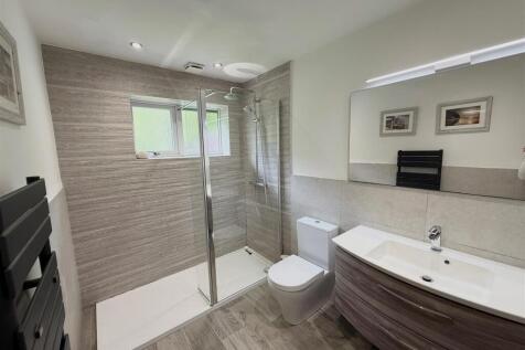 ensuite bed 2.jpg
