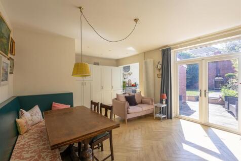 Sitting Room/Dining Room