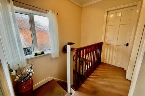 FIRST FLOOR LANDING