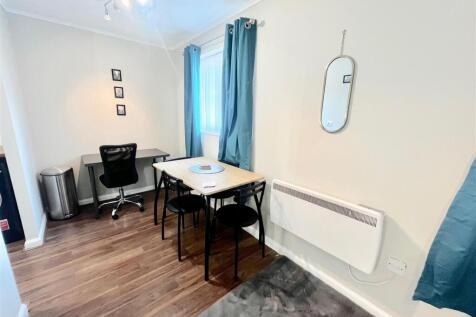 LOUNGE/DINING
