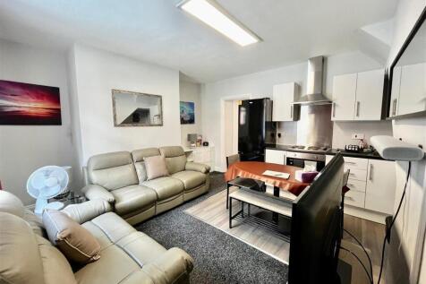 LOUNGE/KITCHEN