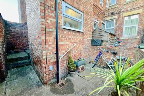 PRIVATE YARD