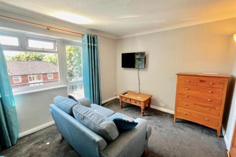 LOUNGE/BEDROOM