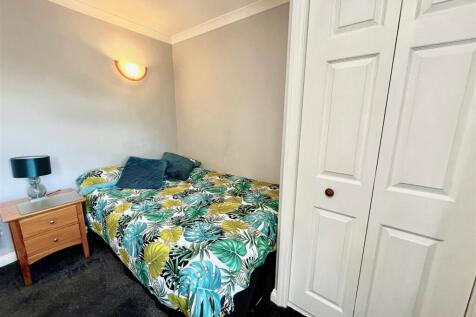 LOUNGE/BEDROOM