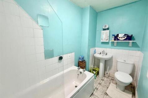 BATHROOM 83 B