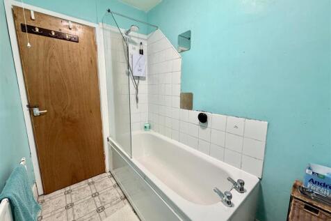 BATHROOM 83 B