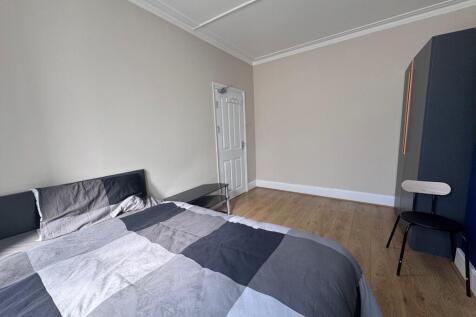 Bedroom 1 E10 (1)