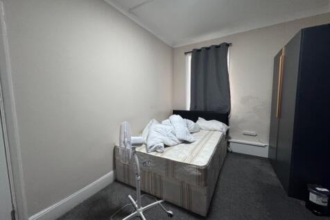 Bedroom 2 E10 (1)