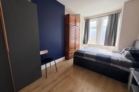 Bedroom 4 E10 (1)