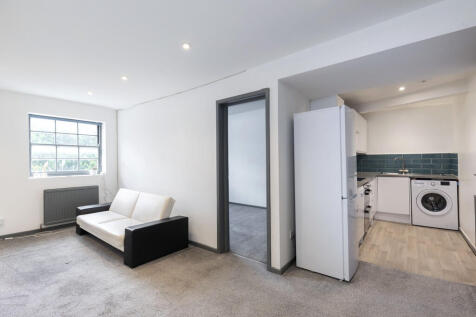 Flat 3, 111b West...