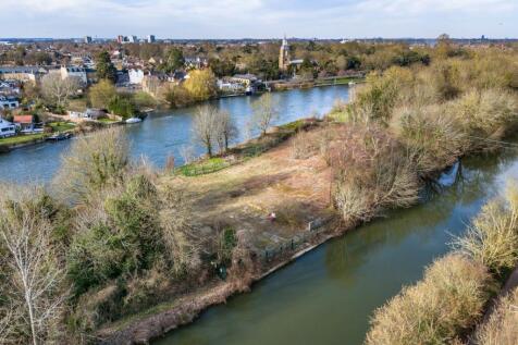 Sunbury Lock Boatyard 10.jpg