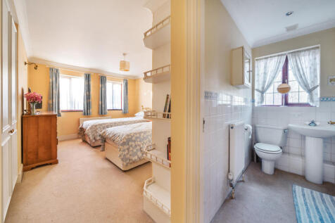 Master Bed/Ensuite