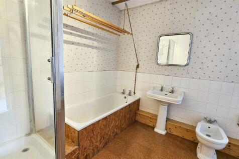 Family Bathroom.jpg