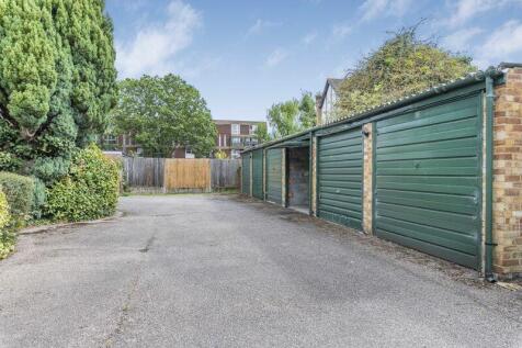 Garage en bloc to rear