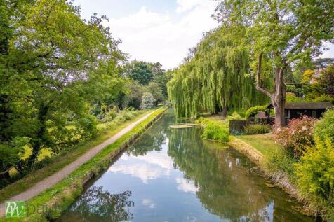 Backs onto the New River