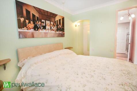 Bedroom with Walk in Wardrobe