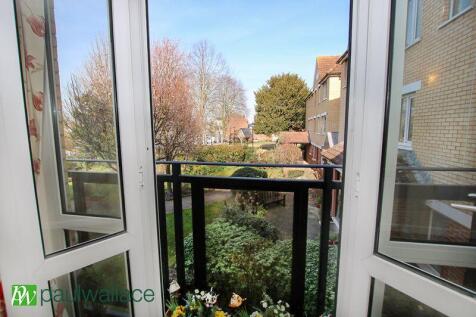 Lounge Overlooking Gardens &amp; Park