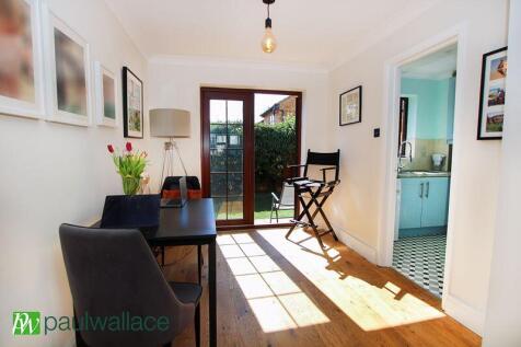Lounge/Dining Area
