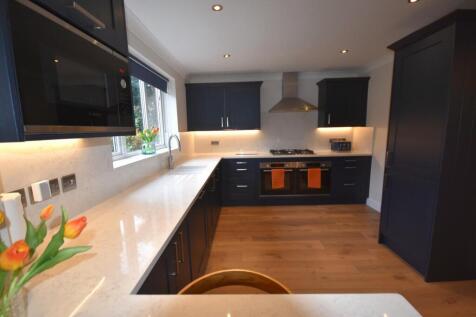 KITCHEN/FAMILY AREA