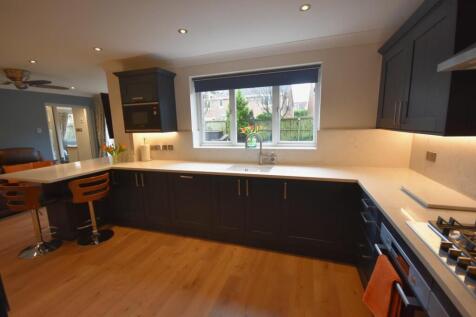 KITCHEN/FAMILY AREA