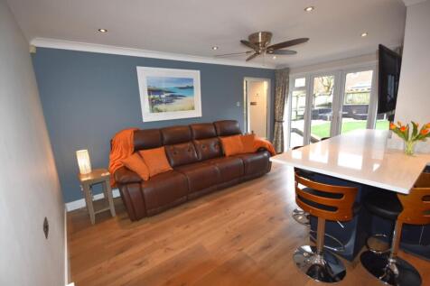 KITCHEN/FAMILY AREA