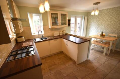 KITCHEN/DINING AREA