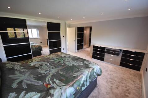 MAIN BEDROOM