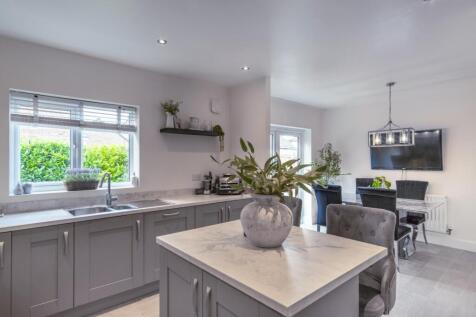 FAMILY DINING KITCHEN