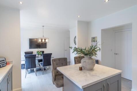 FAMILY DINING KITCHEN