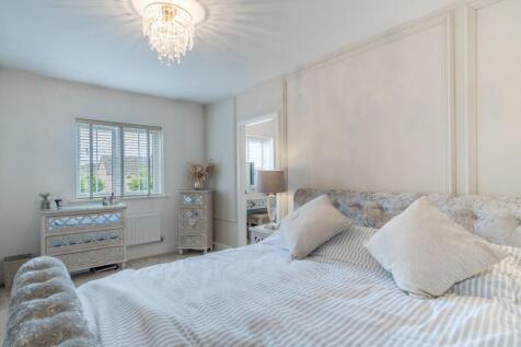 MAIN BEDROOM